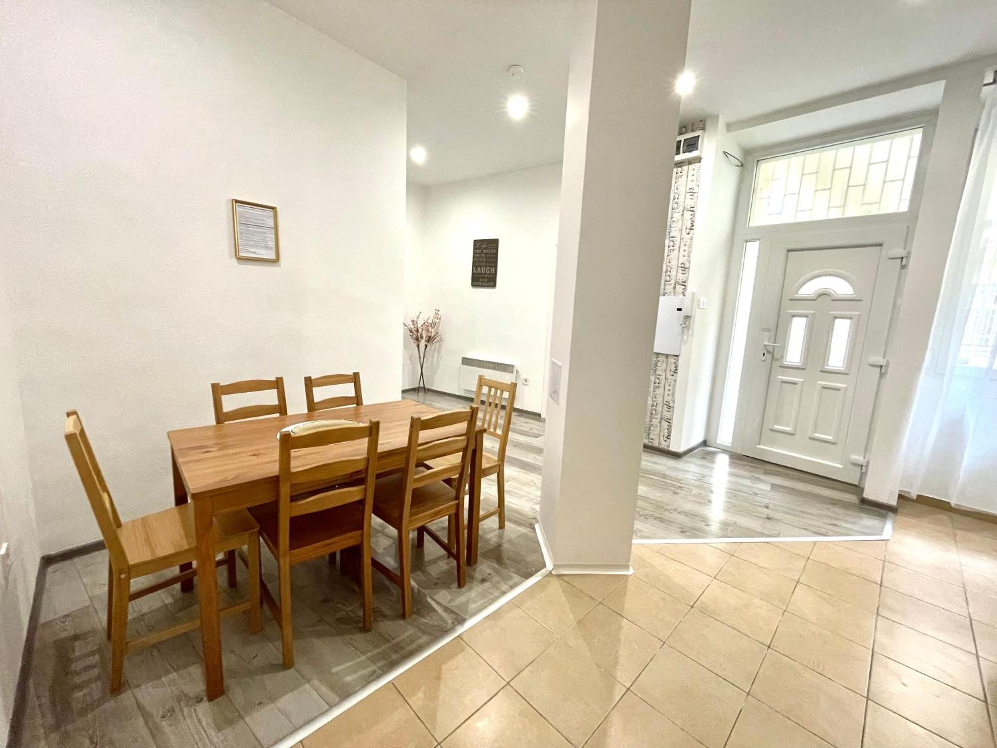 Relax With 2 Bedroom, 2 Bathroom For 6 People In The Centre Free Coffee Apartment