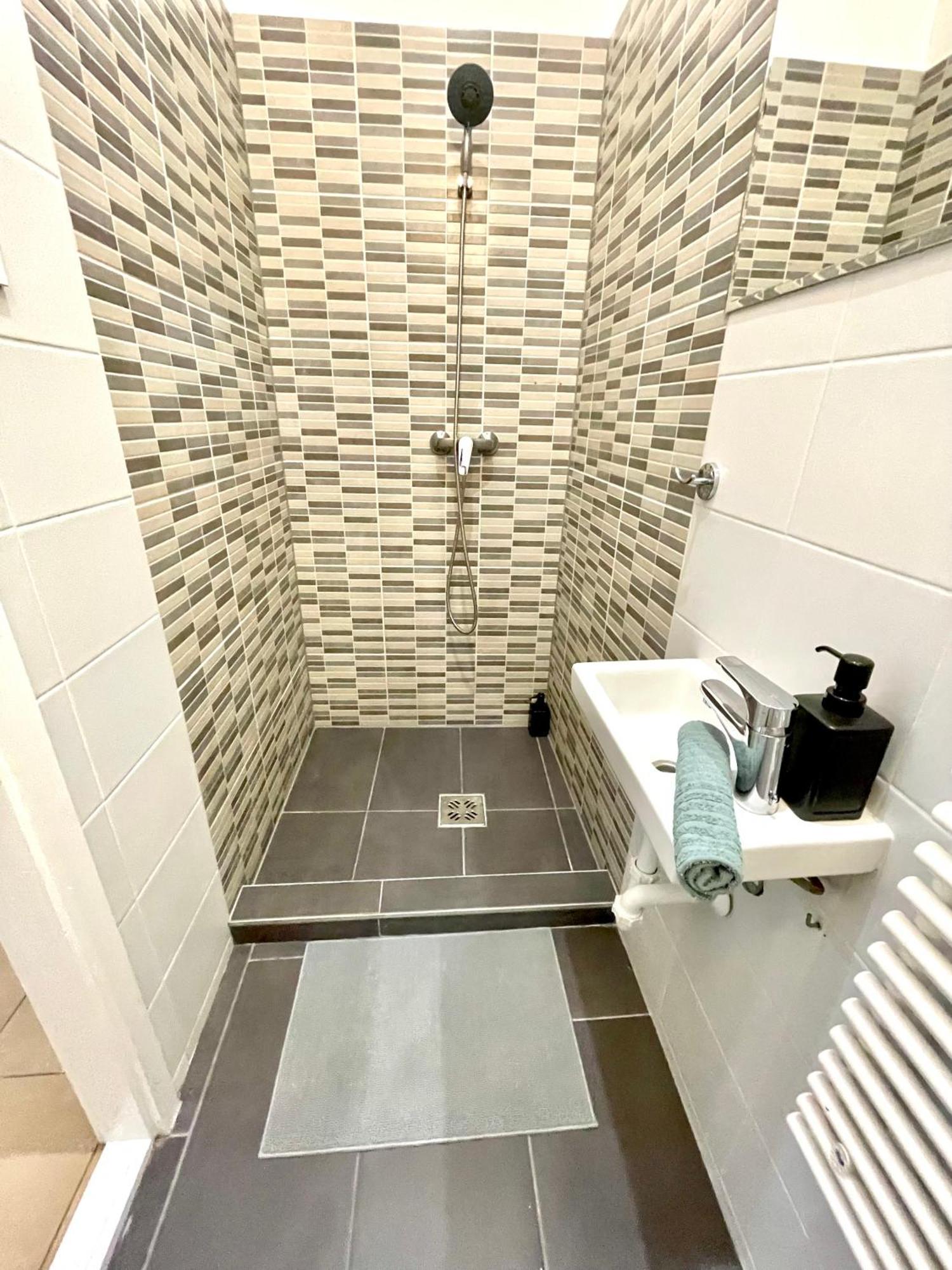 Relax With 2 Bedroom, 2 Bathroom For 6 People In The Centre Free Coffee Apartment